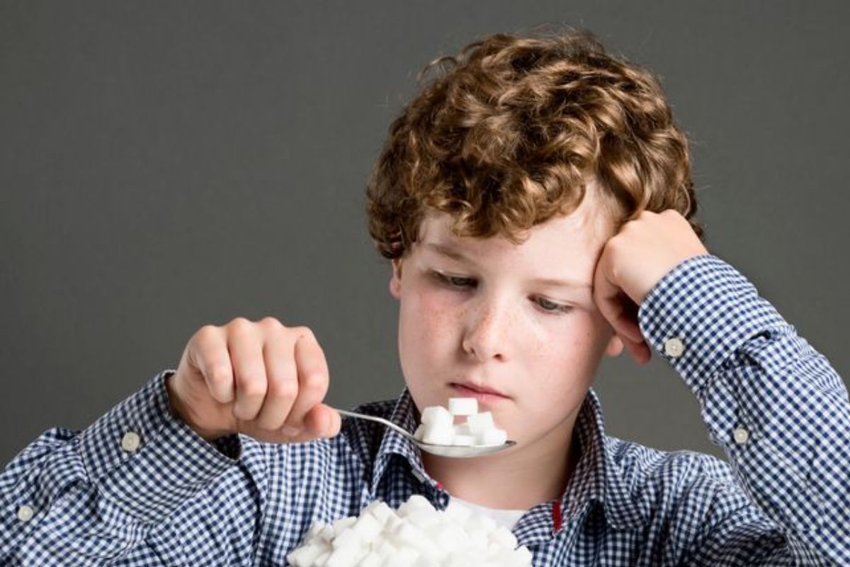 বাড়ন্ত বাচ্চাদের ক্ষেত্রে চিনি খাওয়া বন্ধ করা একেবারেই ঠিক হবে না। শরীর-মস্তিষ্ক দুটোই দ্রুত বাড়ে এই সময়ে। সামান্য চিনি তাদের এনার্জি ও স্বাভাবিক বৃদ্ধিতে সাহায্য করে।